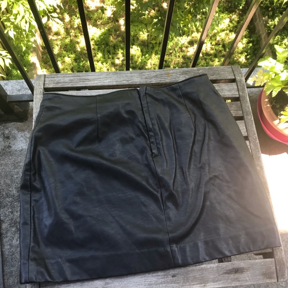 Divided faux leather skirt - Picture 3 of 3